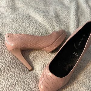 A pink croc style high heels, round toe Rockport brand